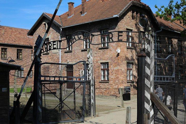 Auschwitz Birkenau: Live-Guided Tour with Transportation and Hotel Pickup