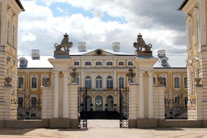 Full-Day Private Trip to Palace and Medieval Castle from Riga
