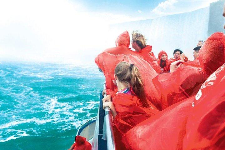 Tour of Niagara Falls with Boat Cruise