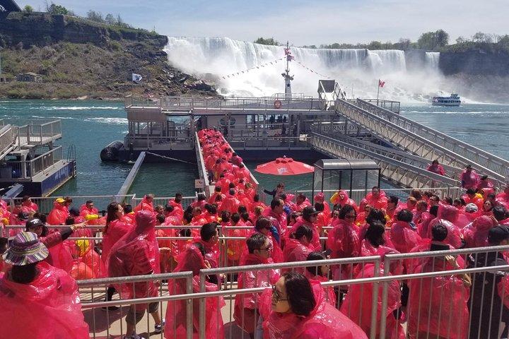Tour of Niagara Falls with Boat Cruise