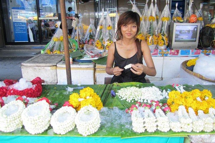 Experience Bangkok at Night with Streetfood Dinner & Foot Massage