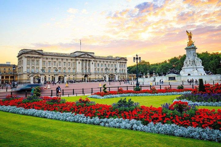 Private Chauffeured Luxury Range Rover at Your Disposal in London Full Day