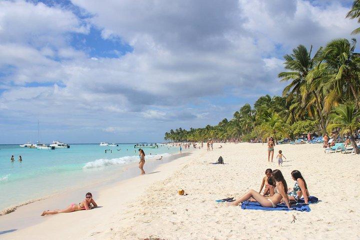 Saona Island Excursion by Catamaran and Speedboat