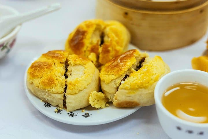 Highlights & Hidden Gems With Locals: Best of Hong Kong Private Tour
