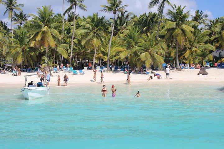 Saona Island Excursion by Catamaran and Speedboat