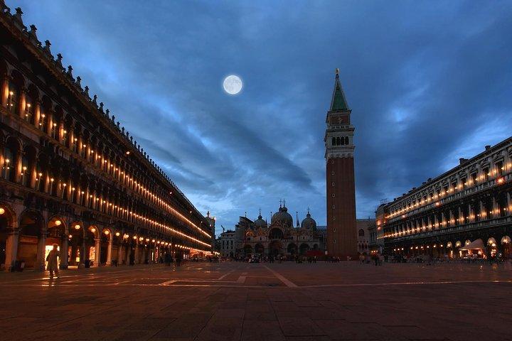 Venice Private Evening Stroll with VIP Entry to Saint Mark's After Hours