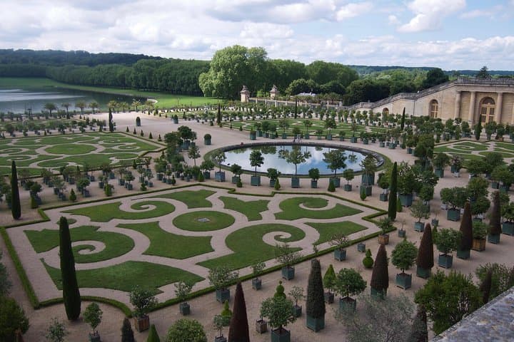 Versailles Palace and Gardens Tour by Train from Paris