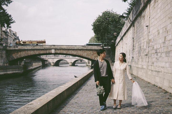 Paris Photographer: Exclusive Photoshoot with Private Car