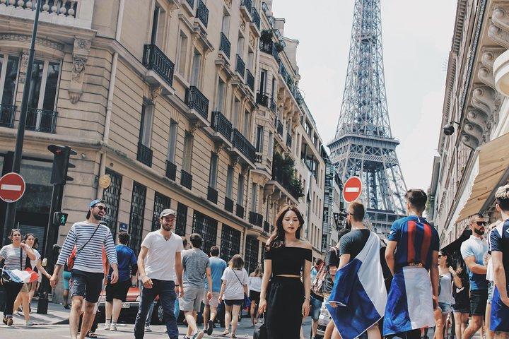 Paris Photographer: Exclusive Photoshoot with Private Car