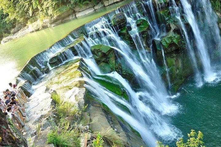 Small-Group Tour: Jiufen, Yehliu Geopark, and Shifen from Taipei