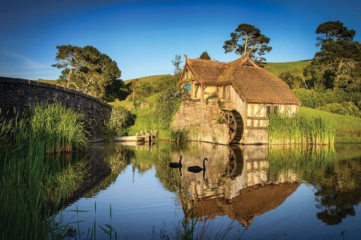 Private Auckland to Rotorua Tour via Hobbiton Movie Set
