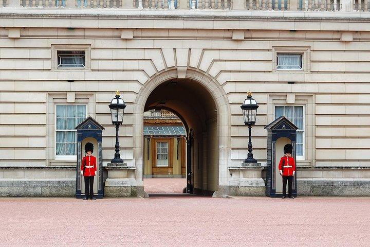 Royal London Guided Sightseeing Tour and Thames River Cruise