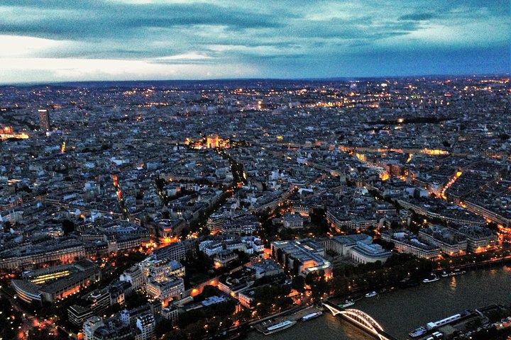 Private Paris Night Tour - with Magic City Lights and Local Vibes