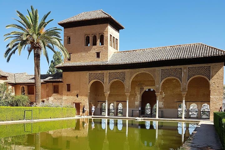 Alhambra Tour :Generalife Palace,Gardens and towers.Skiptheline