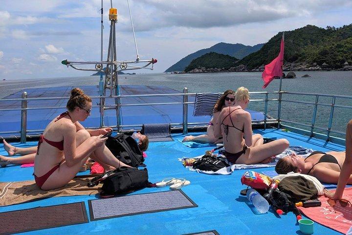 Snorkel Tour to Koh Nangyuan and the hidden bays of Koh Tao onboard the Oxygen