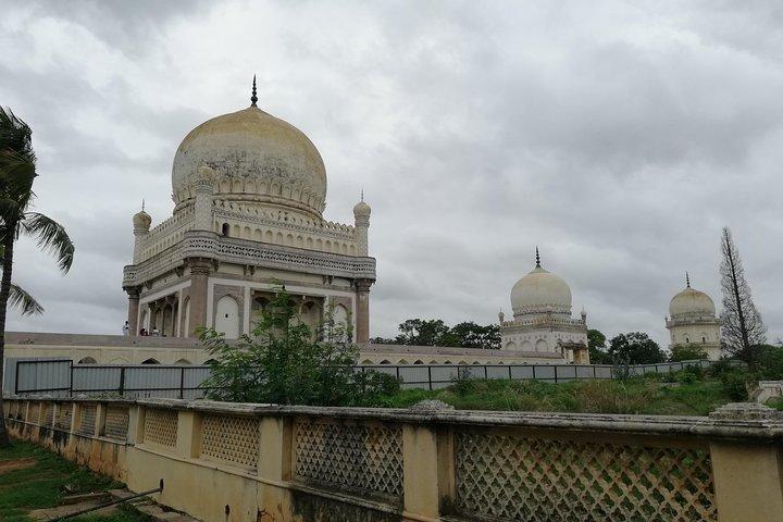 Hyderabad city tour with guide & lunch in private car for a heritage experience