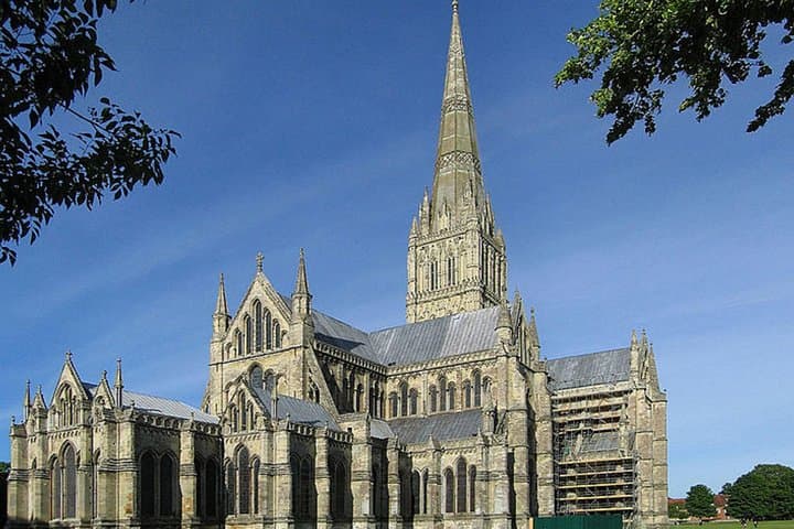 Salisbury and Stonehenge Day Tour from Southampton