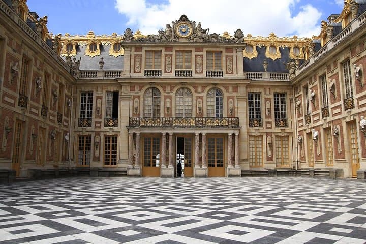 Versailles Palace & Marie-Antoinette's Estate Private Guided Tour with Lunch