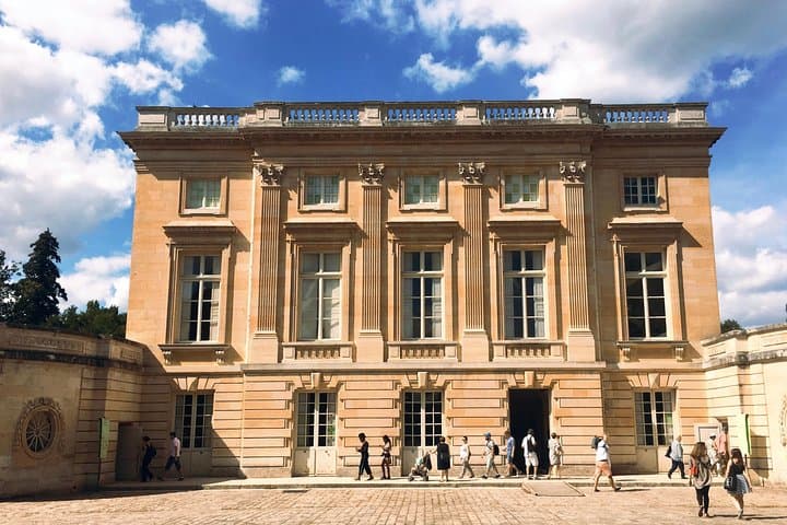 Versailles Palace & Marie-Antoinette's Estate Private Guided Tour with Lunch
