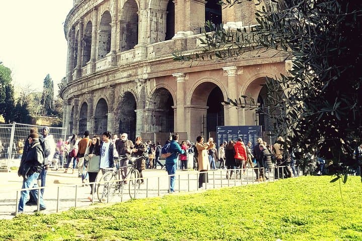Colosseum guided tour with visit to the arena