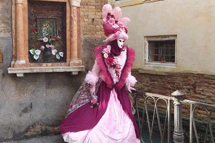 Venice Carnival Tour of Must-See Sites with Local Guide & Frittelle Tasting