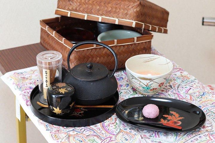 Sushi or Traditional Japanese Cuisine in a Kyoto Home with Emika