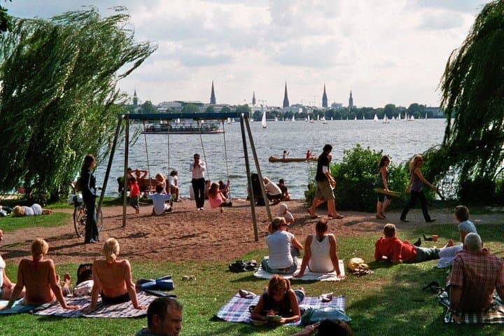 Guided bike tour Hamburg with neat city bikes, cruisers, mountain bikes