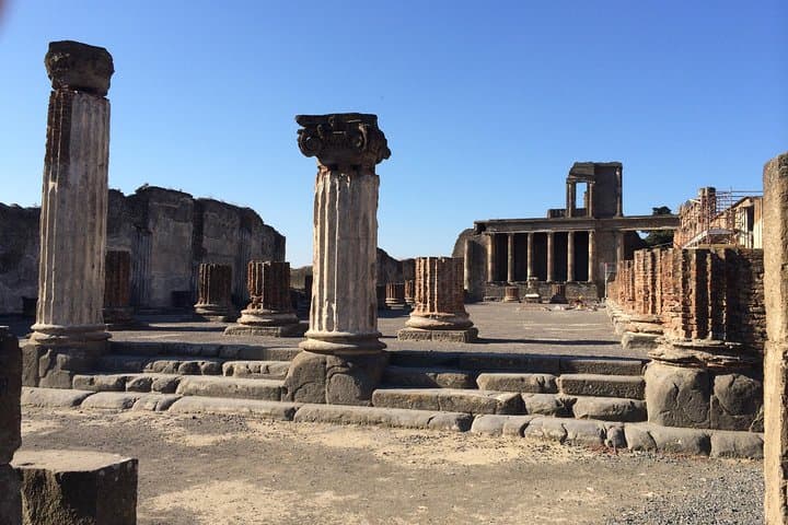 Pompeii-Sorrento-Positano tour from Naples, with licensed guide included