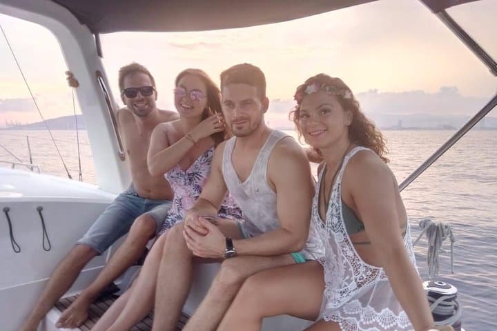 2-Hour Sailing Tour in Barcelona with Open Bar & Snacks