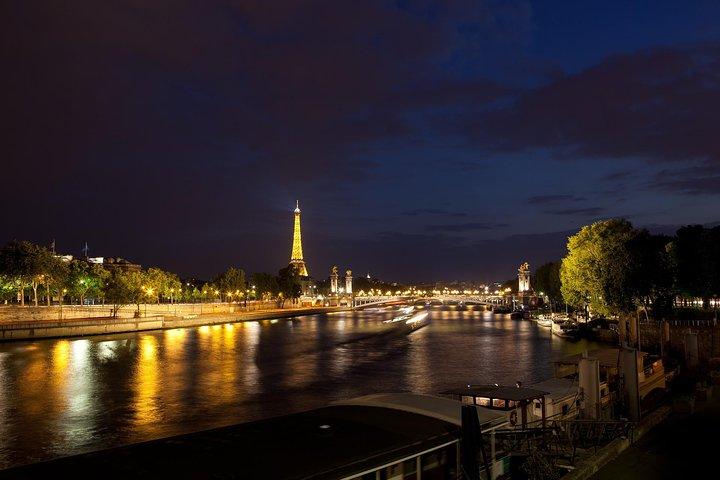 Paris at Night Tour with a Local Guide: Private & Personalized