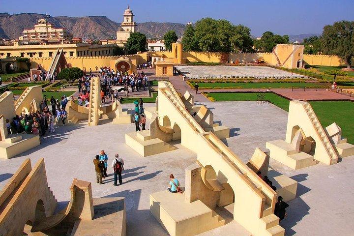 Private Guided Jaipur City Palace Hawa Mahal & Jantar Mantar Tour