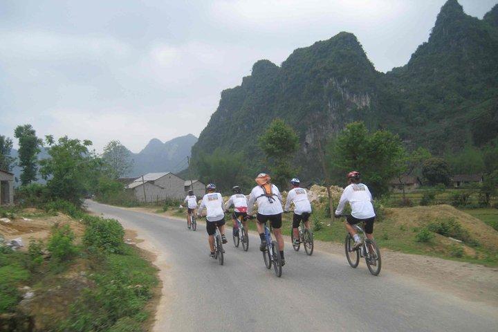 Small-Group Hoa Lu - Tam Coc Day Tour from Hanoi