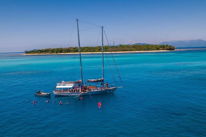 Ocean Free 25 guest Great Barrier Reef & visit Green Island Tour