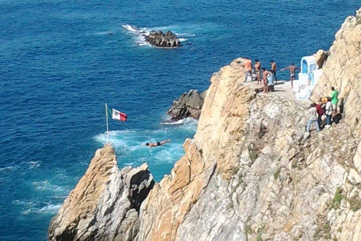 Express High Cliff Drivers at Acapulco