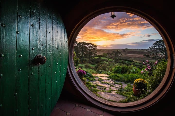Private Auckland to Rotorua Tour via Hobbiton Movie Set