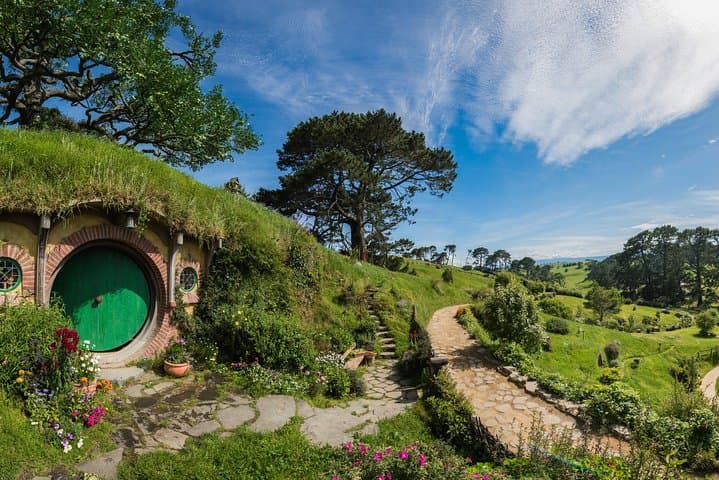 Private Auckland to Rotorua Tour via Hobbiton Movie Set
