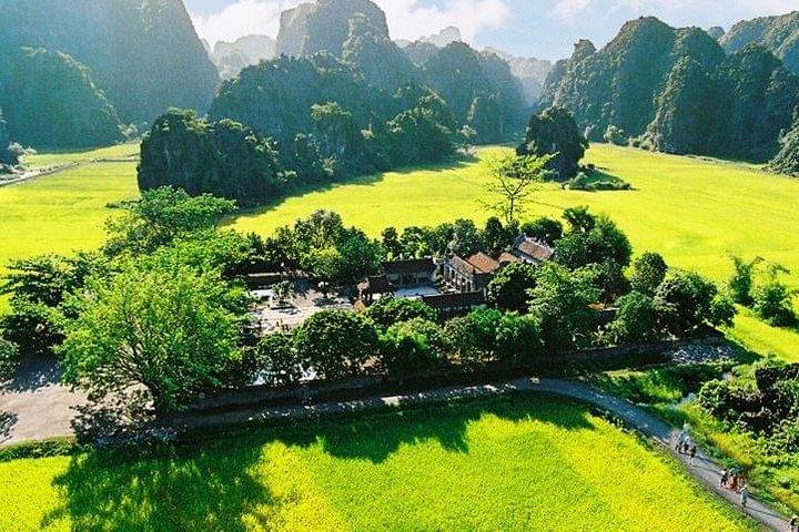 Hoa Lu Tam Coc Full-Day DELUXE Tour Including BUFFET LUNCH & River Boat Ride