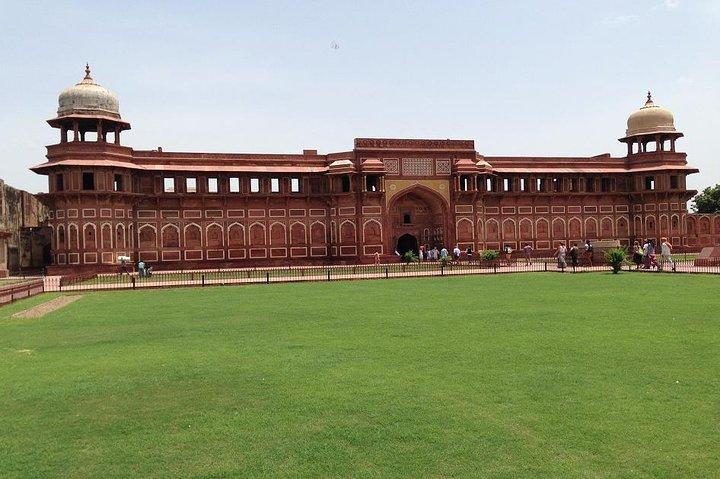 Kolkata to Taj Mahal Same-Day Tour by Flight with Private Guide