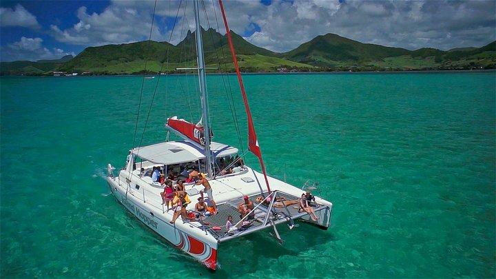 Full-Day Catamaran Cruise to Île aux Cerfs with BBQ Lunch