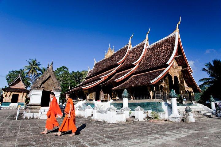 Small Group: Luang Prabang's Must-See Sights Including Mount Phousi