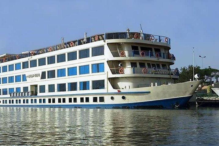 Nile dinner cruise in Cairo with transfer
