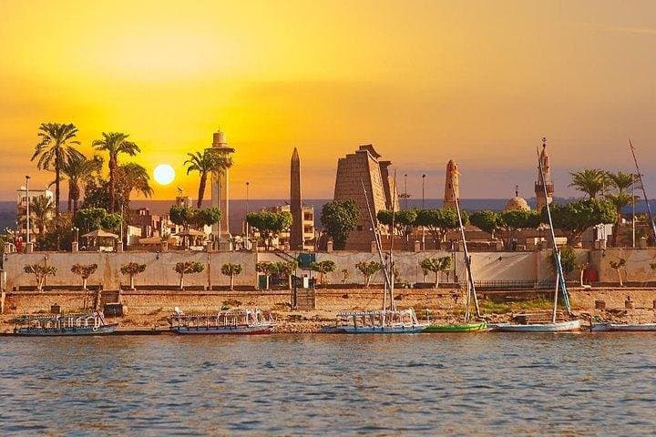 Discover the East and West Banks of the Nile