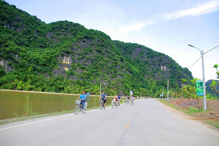 Trang An - King Kong Islet - Bai Dinh Pagoda - Mua Cave - Limousine Bus Day Tour