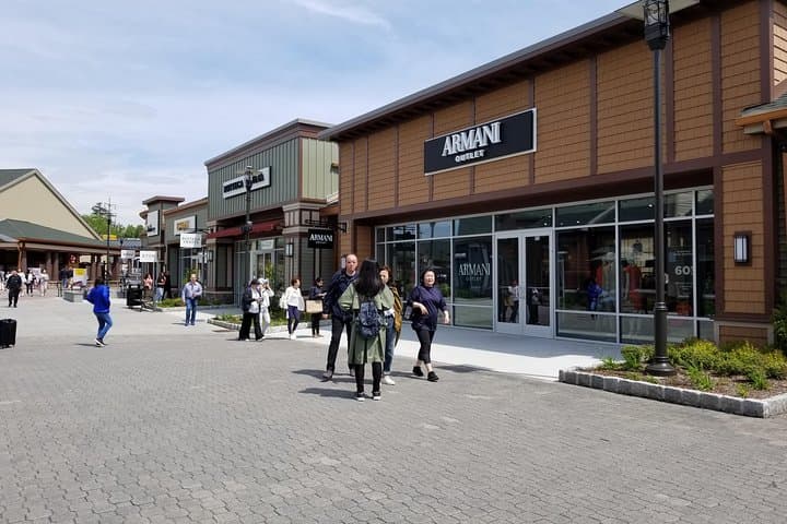 Shopping at Private Woodbury Common P.O. every hour in NYC