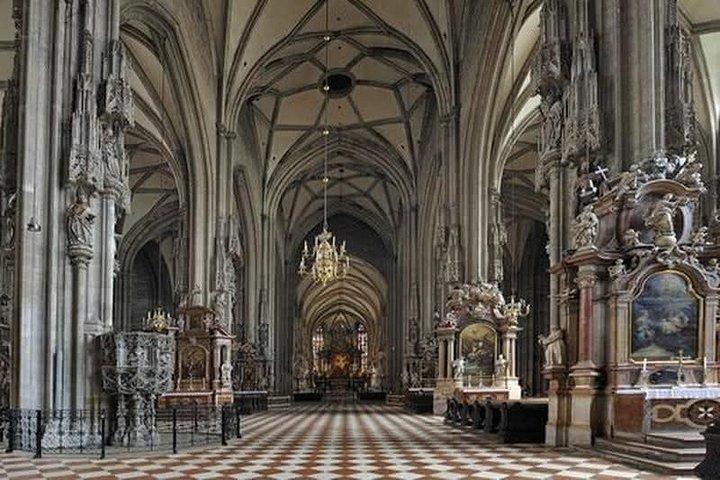 Budapest to Vienna Private Costumizable Day Tour with Lunch