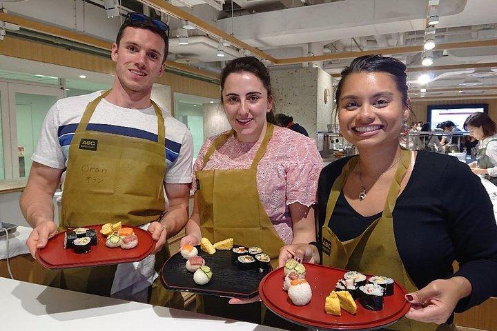 Tokyo Tsukiji Fish Market Tour and Sushi Making Lesson