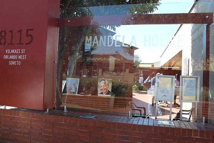Constitutional Hill,Johannesburg City and Apartheid Museum with Soweto Day Tour