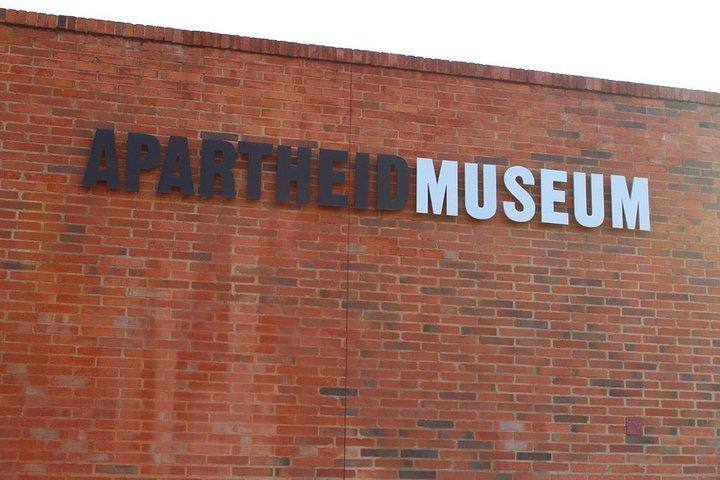 Constitutional Hill,Johannesburg City and Apartheid Museum with Soweto Day Tour