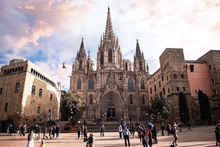 Small Group Barcelona Walking Tour, Flamenco Show & Tapas Dinner