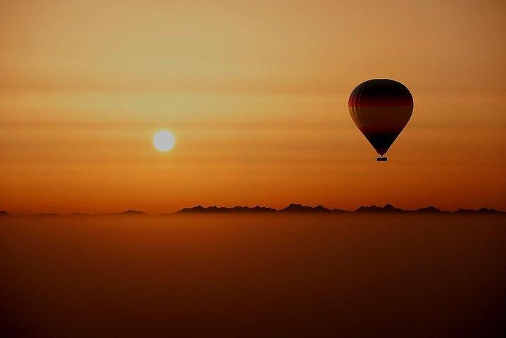 Dubai: Overnight Desert Safari and Sunrise Hot Air Balloon Ride